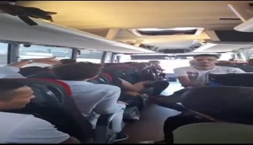 Otobüste pet şişenin için idrarını yaptı!