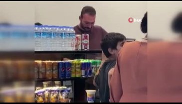 Oyuncu Görkem Sevindik hastane kantininde satış yaparken görüldü