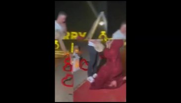 Genç kadın diz çöküp evlenme teklifi etti!
