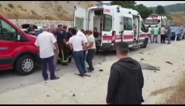 Bursa'da  iki aracın çarpıştığı trafik kazasında 5 kişi yaralandı