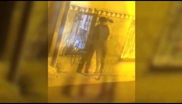 Pencereden evdeki kadına bakarak kendini tatmin etti!