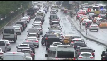 İstanbul'da yağmur sonrası trafik yoğunluğu yaşandı