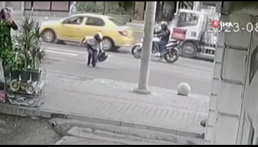Bursa'da motosiklet sürücüsü halk otobüsüne çarpıp savruldu!