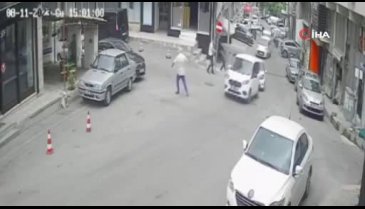 Bursa'da el frenini çekmeyi unuttuğu hafif ticari araç ortalığı birbirine kattı!