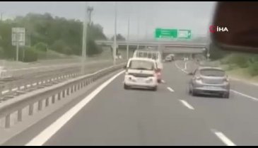 İstanbul'da camdan sarktı, diğer araçtaki sürücüye yumruk attı!