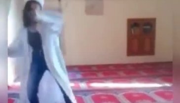 Malatya'da bir kadın imamın cübbesini giyip camide dans etti