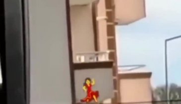 Balkonda çıplak halde twerk yaptı