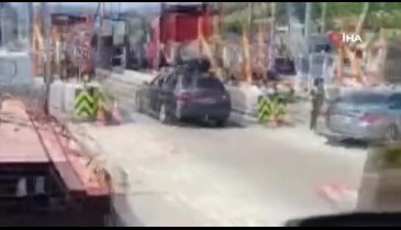 Bursa'da otoyolda gişe değiştiren otomobil trafiği tehlikeye düşürdü