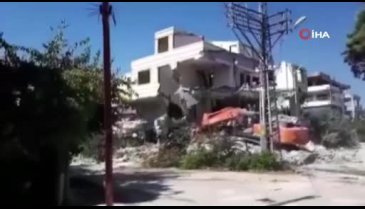Hatay'da yıkım esnasında iş makinasının çöktüğü anlar kamerada