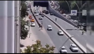 Ankara'da alt geçide kamyon düştü