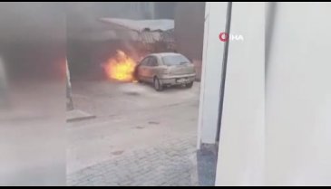Bursa'da park halindeki otomobil alev aldı