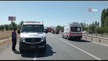 Sivas'ta otomobil ile traktör çarpıştı!