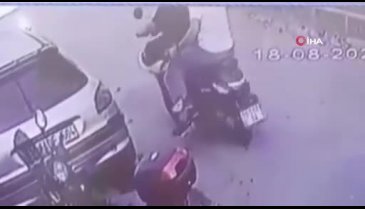 Bursa'da motosikletle gelen iki kişi başka bir motosikletin üzerinden kask çaldı!