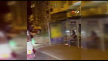 Bursa'da bir grup genç otobüs durağında bekleyen kişinin üzerine yangın tüpü sıktı