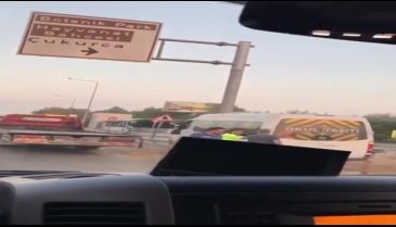 Bursa'da servis minibüsü yön tabelasına çarptı