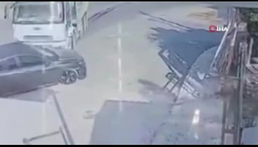 Bursa'da  seyir halindeki sürücü kamyonun çarpmasıyla savruldu! 4 yaralı