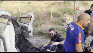 Aksaray'da kamyonet ile hafif ticari araç çarpıştı