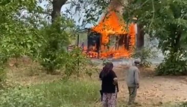 Bursa'da ahşap baraka alev topuna döndü!