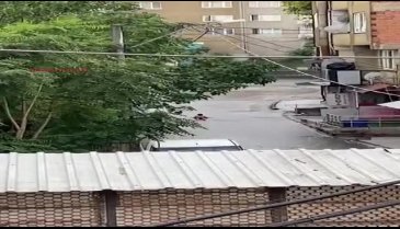 Bursa'da akıllara durgunluk veren manzara! Yağmur suyunda yüzmeye çalıştı