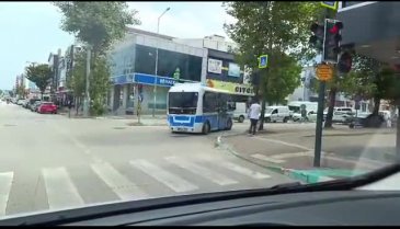 Bursa'da minibüs kırmızı ışık kuralına uymadı, yayaya yol vermedi