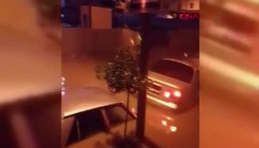 İstanbul'da sel sularında sürüklenen araçlar kameraya yansıdı