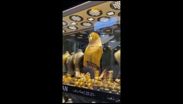 Altından başörtü ve topuklu ayakkabı görenleri şoke etti!