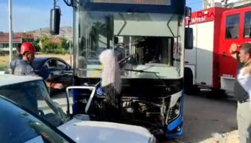 Elazığ'da yolcu otobüsü  2 otomobile çarptı!
