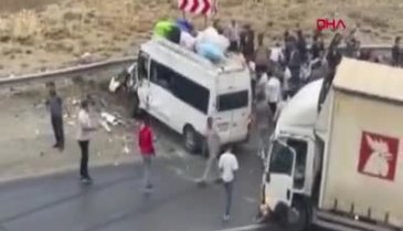 Van- Hakkari karayolunda kamyon ile yolcu minibüsü çarpıştı! 1 ölü, 11 yaralı