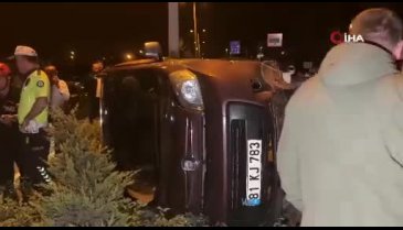 Düzce'de hafif ticari araç refüje çıkarak devrildi