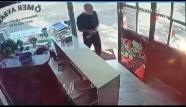 Bursa'da dükkana giren hırsız cüzdanı çalıp kayıplara çalıştı