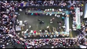 Bursa'da 6 dakikada 14 metre kol böreği yedi!