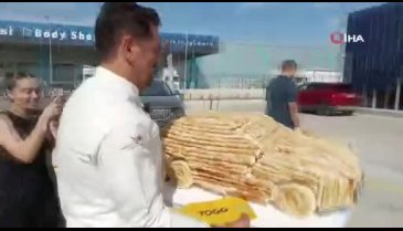 Bursalı rekortmen börekçi Togg otomobilini almaya börekten yaptığı Togg ile gitti
