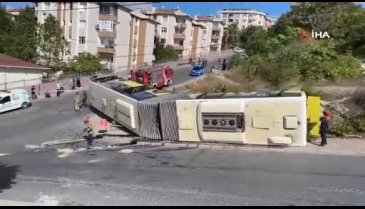 İstanbul'da yokuştan inen İETT otobüsü devrildi!