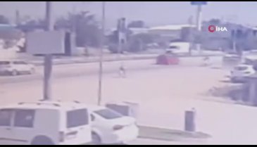 Bursa'da motosiklet yayaya çarptı! 2 yaralı