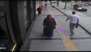 Sokak köpeğinin kovaladığı bisikletli çocuk, yayaya çarptı