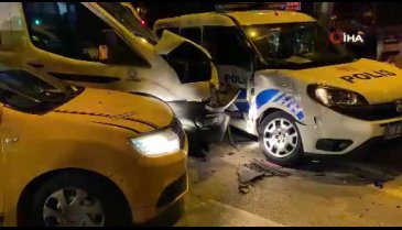 Bursa'da polis aracı ile servis minibüsü ve taksi çarpıştı! 6 yaralı