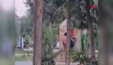 Adana'da iç çamaşırlarıyla parktaki çeşmede banyo yaptı