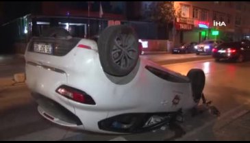 İstanbul'da  kontrolden çıkan otomobil refüje çarparak takla attı!