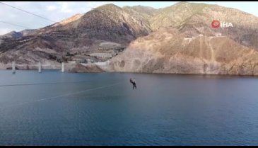 Yusufeli Belediye Başkanı zipline yaparken mahsur kaldı