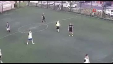 Bursa'da halı sahada futbol oynarken kalp krizi geçirdi