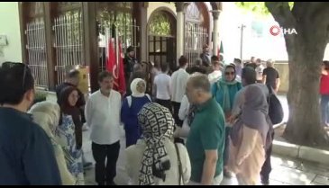 Sultan 2. Mahmut Han'ın torunu ecdadının kabri başında dua etti