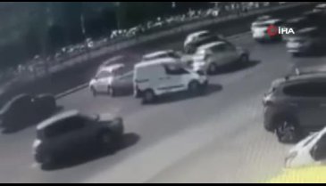 Bursa'da hafif ticari araç otomobile çarptı!