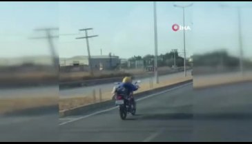 Bursa'da  motorun üzerine yatarak yolculuk etti!