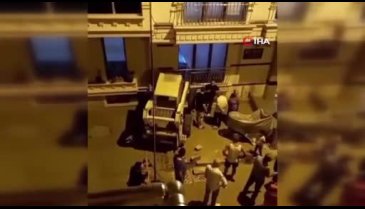 İstanbul'da freni boşalan iş makinesi, binaya girdi