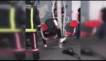 Bursa'da spor aletine sıkışan genci itfaiye ekipleri böyle kurtardı