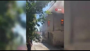 Karabük'te alevlere teslim olan iki katlı ev kullanılamaz hale geldi