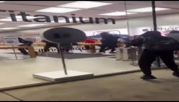 iPhone 15 çılgınlığı! ABD'de birçok Apple mağazası yağmalandı