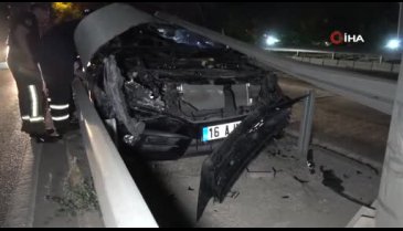 Bursa'da kaza yapan sürücü otomobili bırakıp kaçtı
