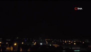 Aydın'da sağanak yağışla birlikte çakan şimşekler geceyi aydınlattı