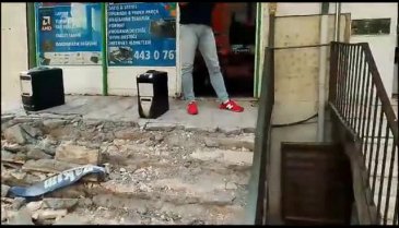 Bursa'da kira anlaşmazlığı! Merdivenleri balyozla kırdı